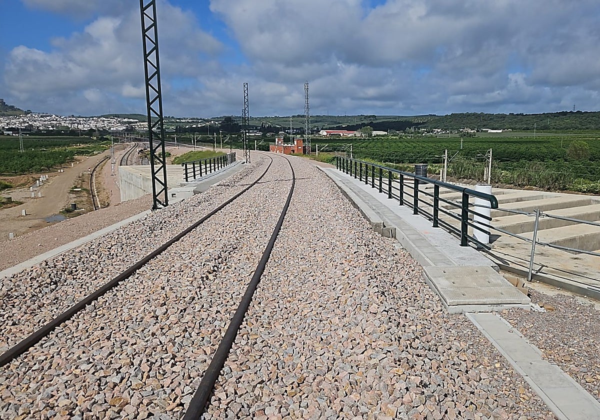 Estado del paso elevado del baipás de Almodóvar sobre la línea Cádiz-Alcázar de San Juan