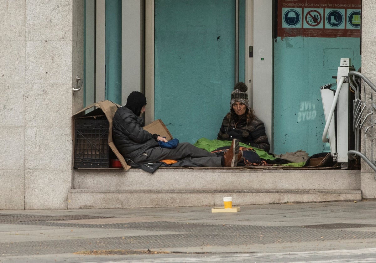 Varias personas sin hogar durante la pandemia del coronavirus