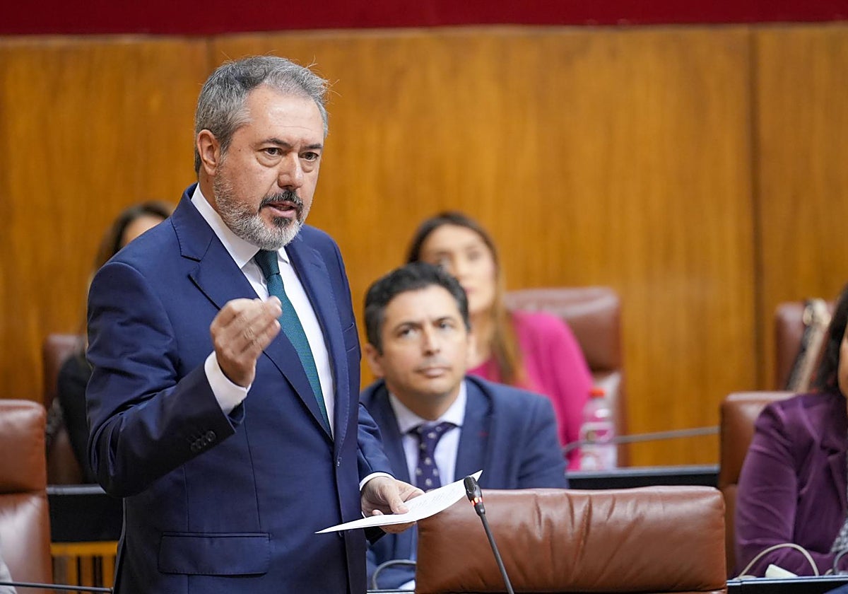 Juan Espadas, presidente del Grupo Socialista, en una intervención en el Pleno del Parlamento andaluz