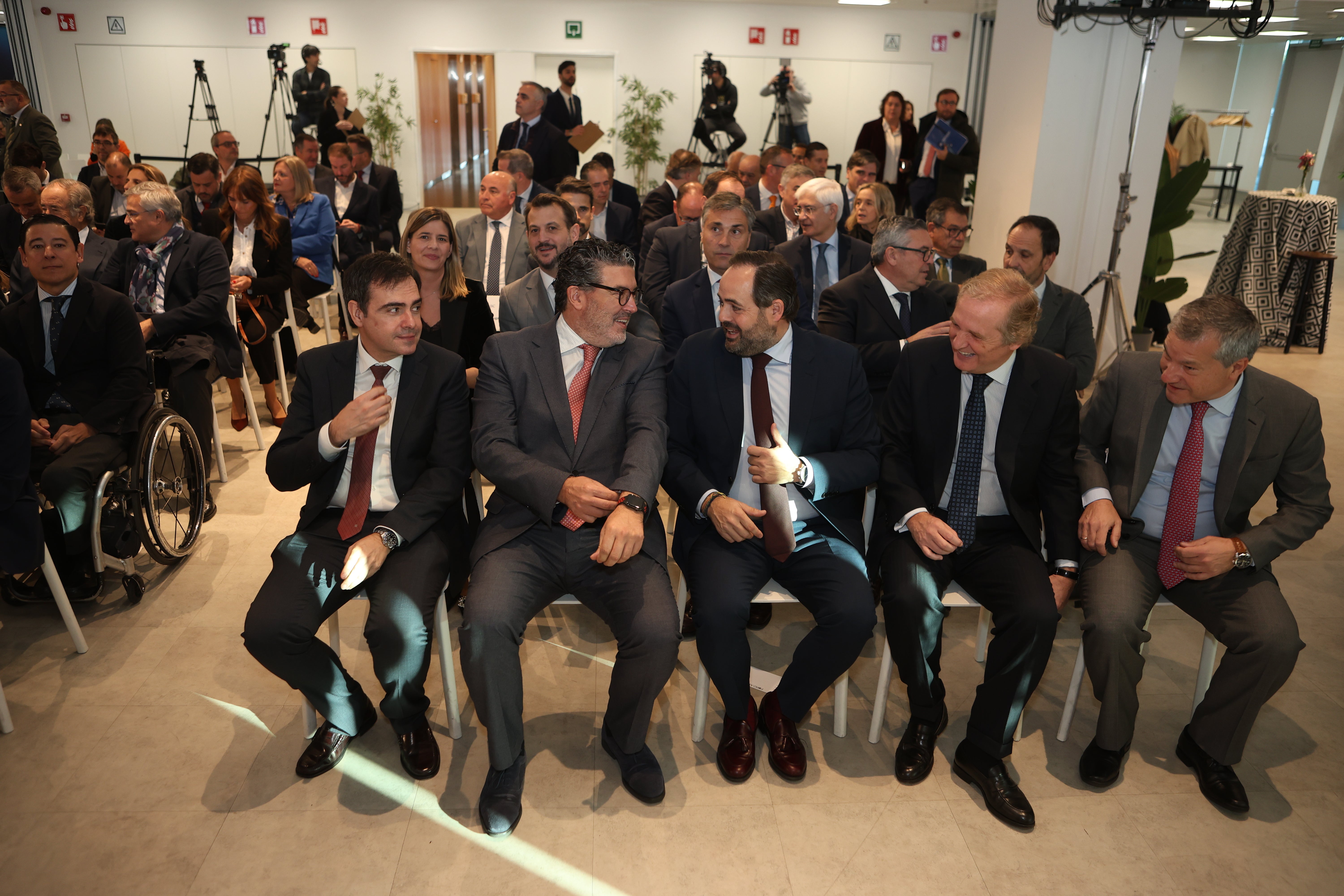 Juan Manuel García-Horrillo, director de nuevas energías sostenibles de Moeve; junto a Julián Quirós, director de ABC, Paco Núñez,  Ignacio Ybarra y Javier Solans, CEO de Iberfrasa.