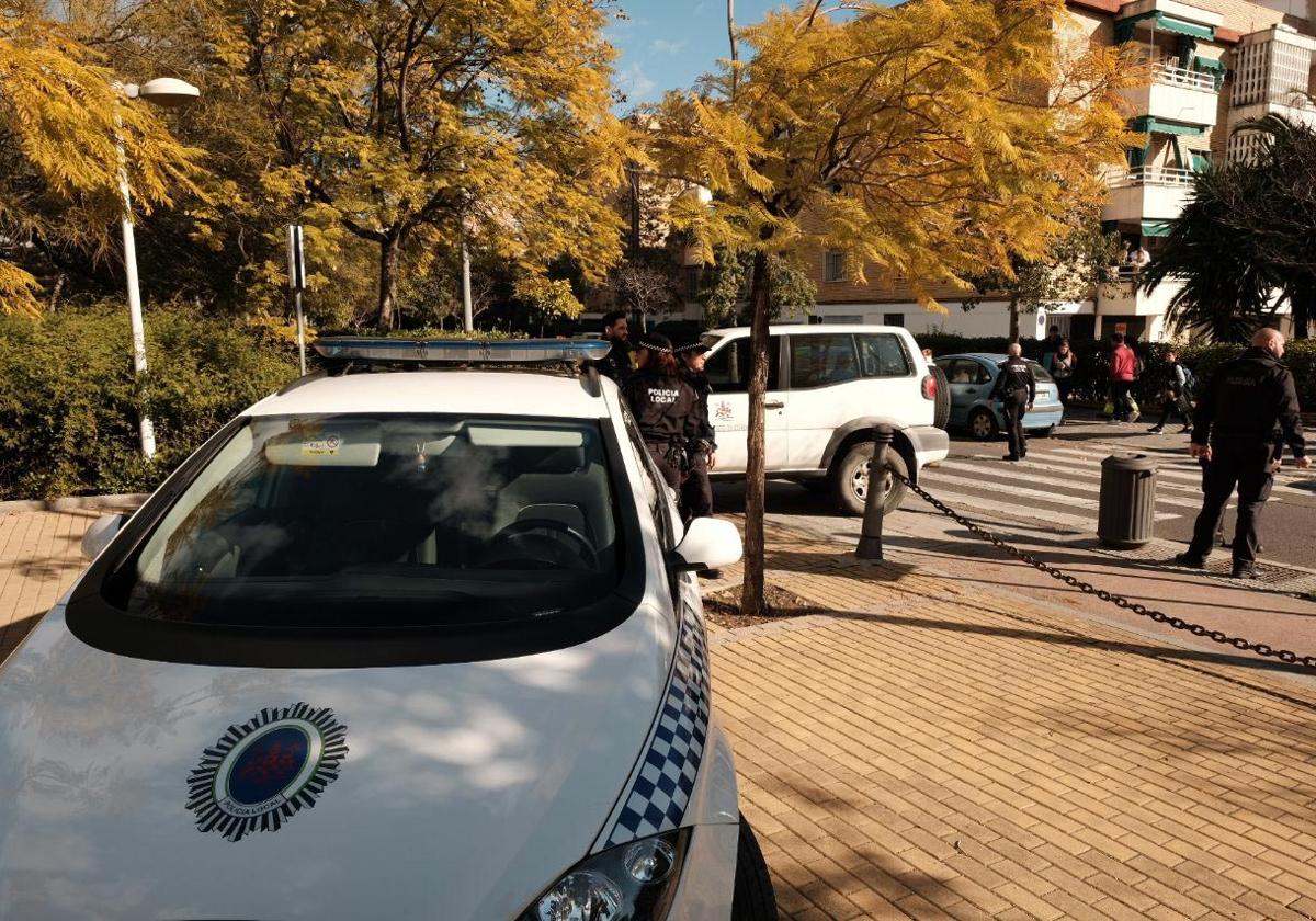 Coches de Policía Local en la calle Escultor Fernández Márquez, en una imagen de archivo