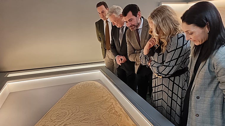 Priego de Córdoba ya exhibe el histórico Pendón de los Zamorano, de más de cinco siglos, tras su restauración