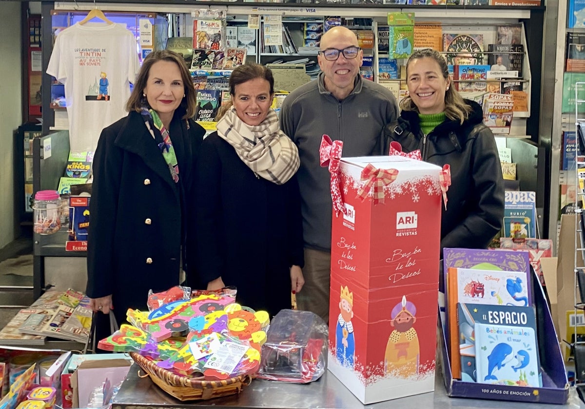 La concejala delegada de Turismo, Almudena Maíllo, acompañada por la concejala del distrito de Chamartín, Yolanda Estrada, y la directora general de ARI, Yolanda Ausín, en la inauguración del Buzón de los Deseos Madrid