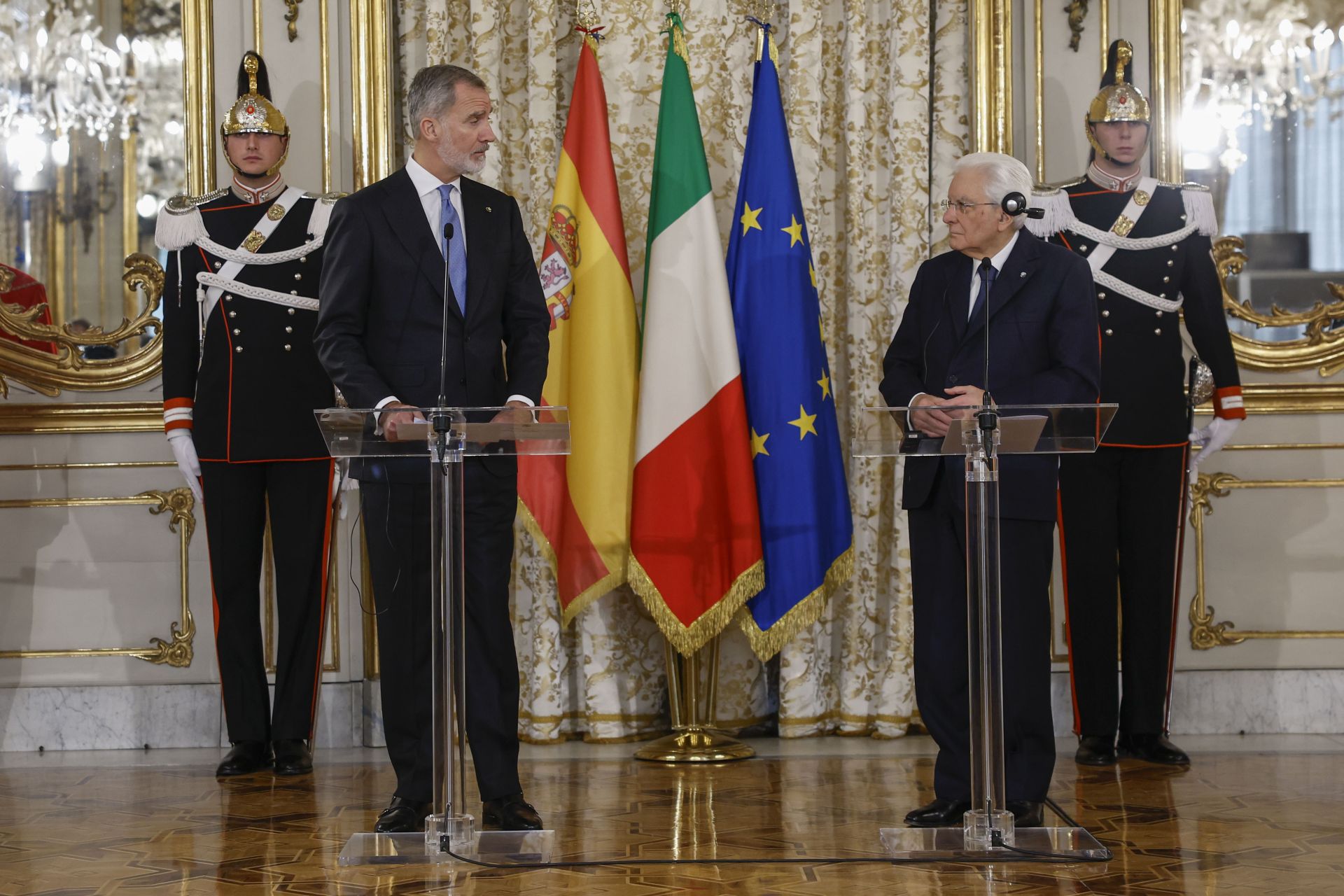 El Rey Felipe VI junto al presidente de la República Italiana, Sergio Mattarella,