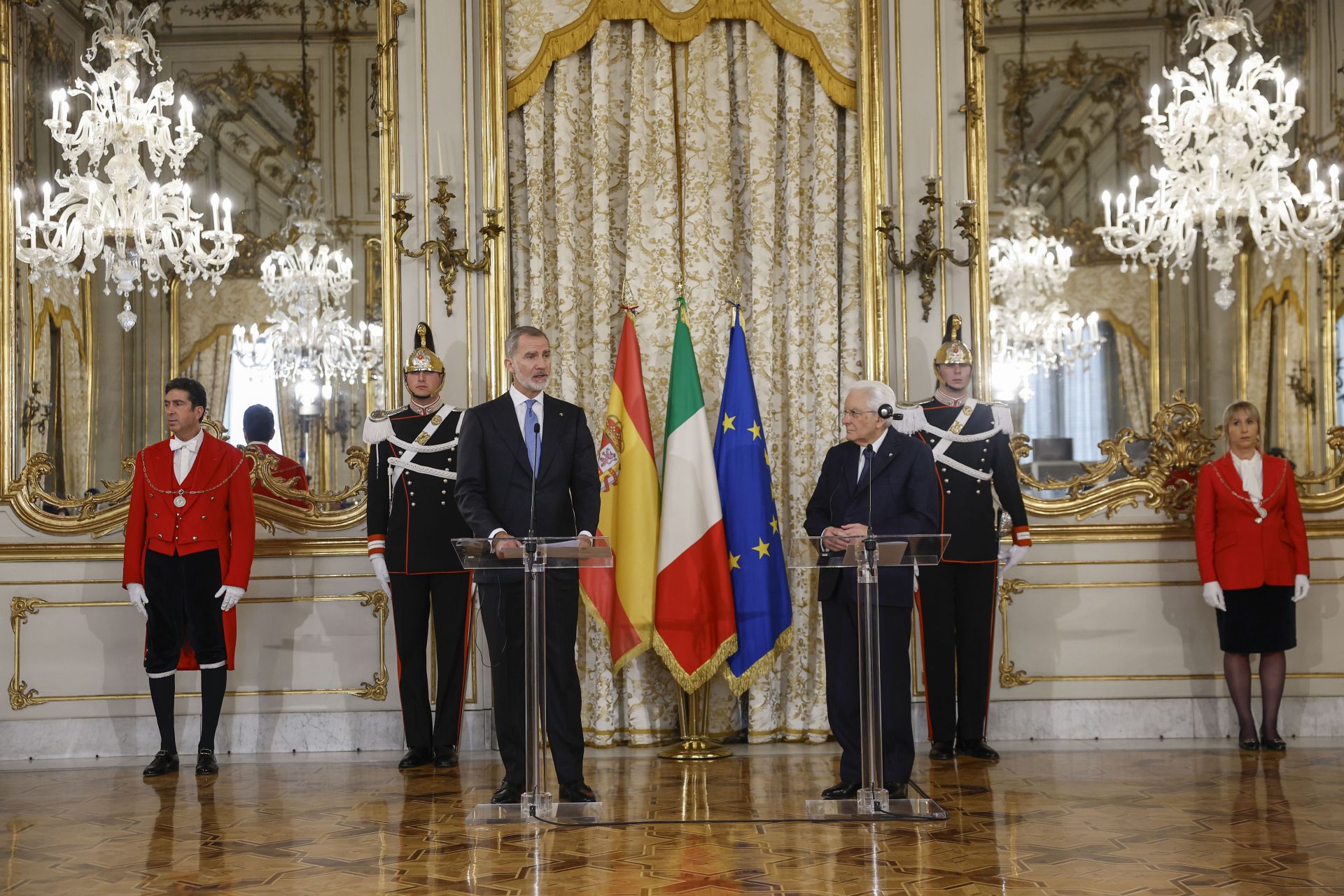 El Rey Felipe VI junto al presidente Mattarell en el Palacio del Quirinal, en Roma. 