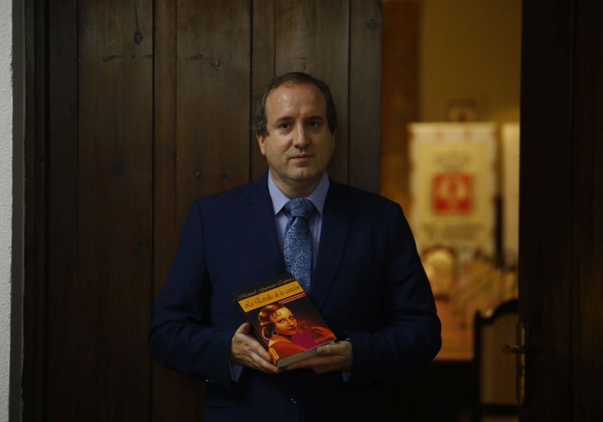 Manuel Guerrero Cabrera, con su libro 'La Estrella de la canción'