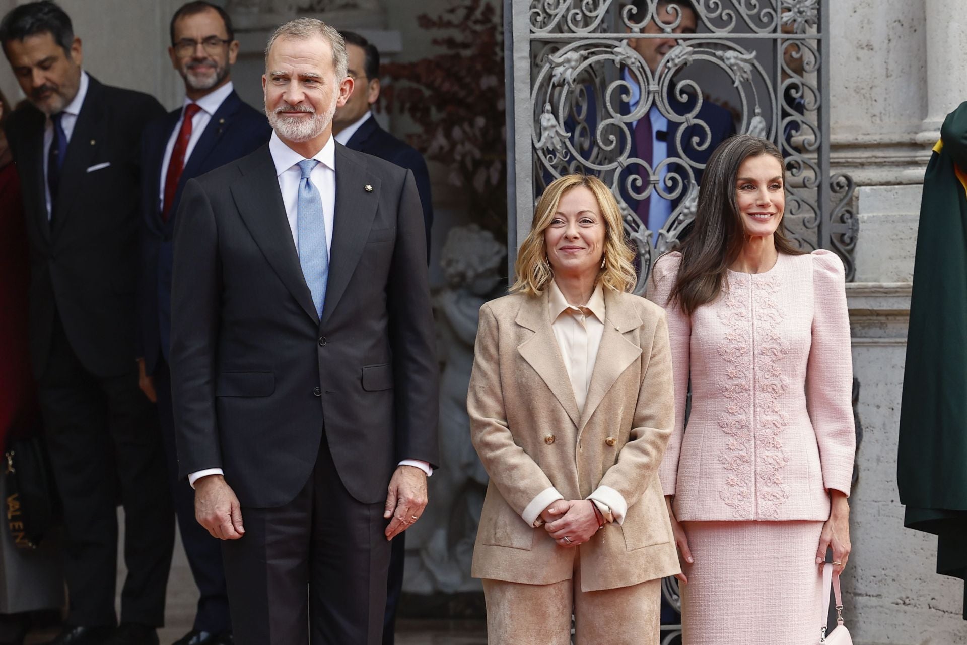 Los Reyes, Felipe VI y Letizia, junto a la primera ministra italiana, Giorgia Meloni.