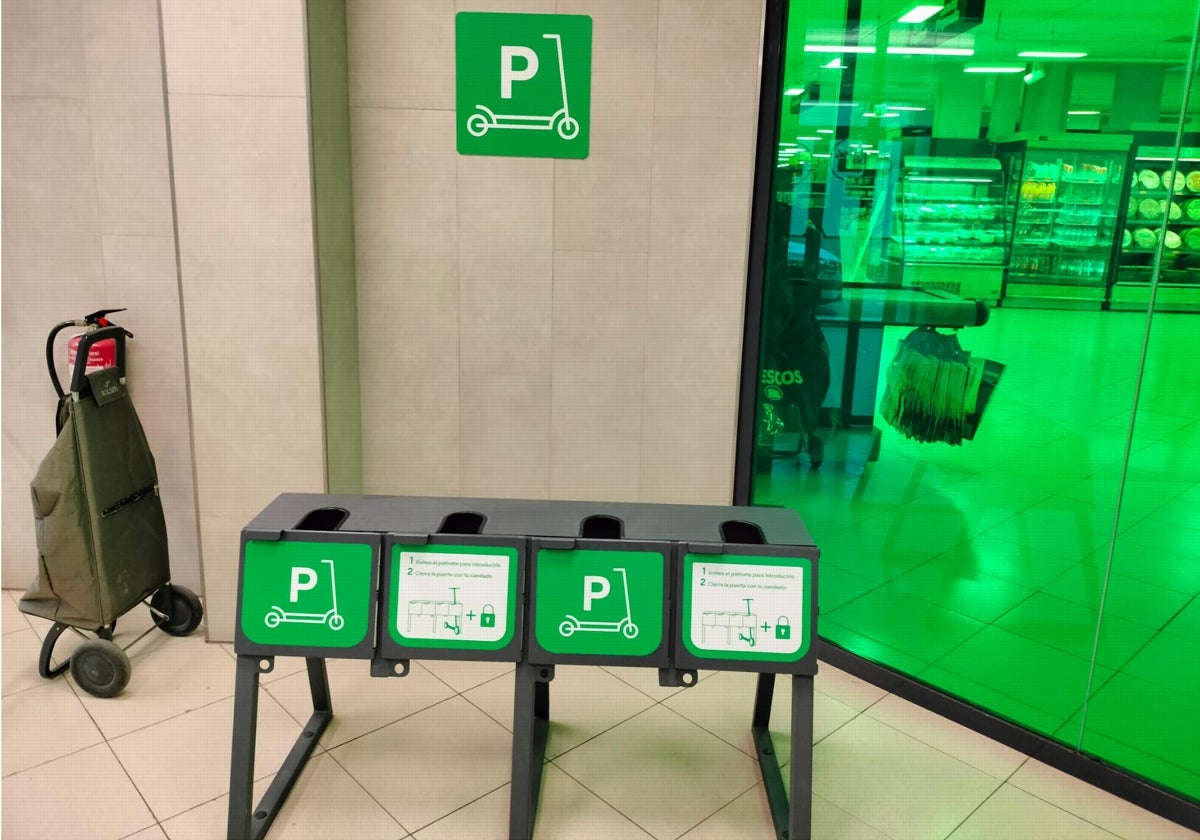 Imagen del nuevo parking de patinetes de los supermercados de Mercadona