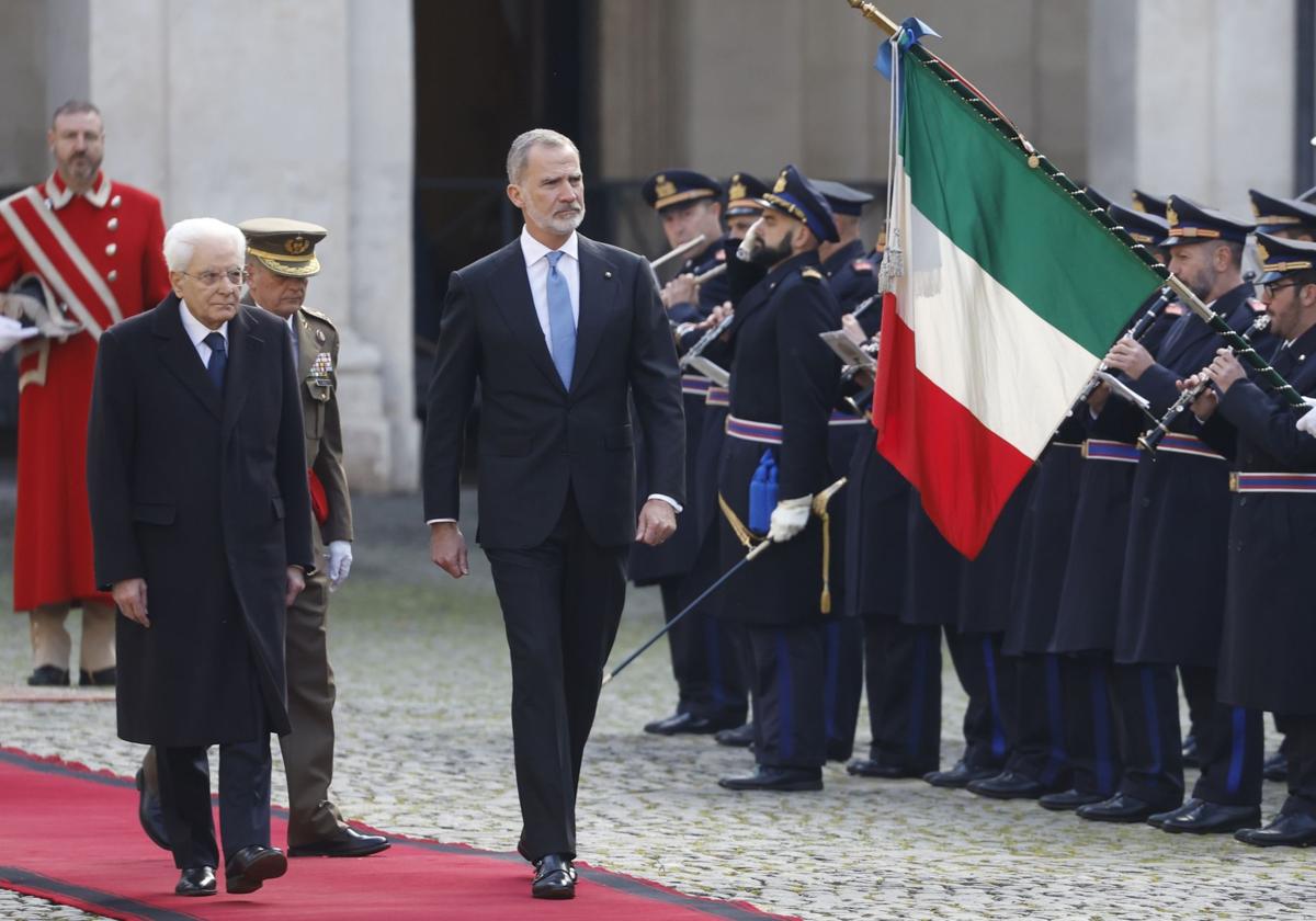 El Rey Felipe VI junto al presidente de la República Italiana, Sergio Mattarella, durante la recepción oficial