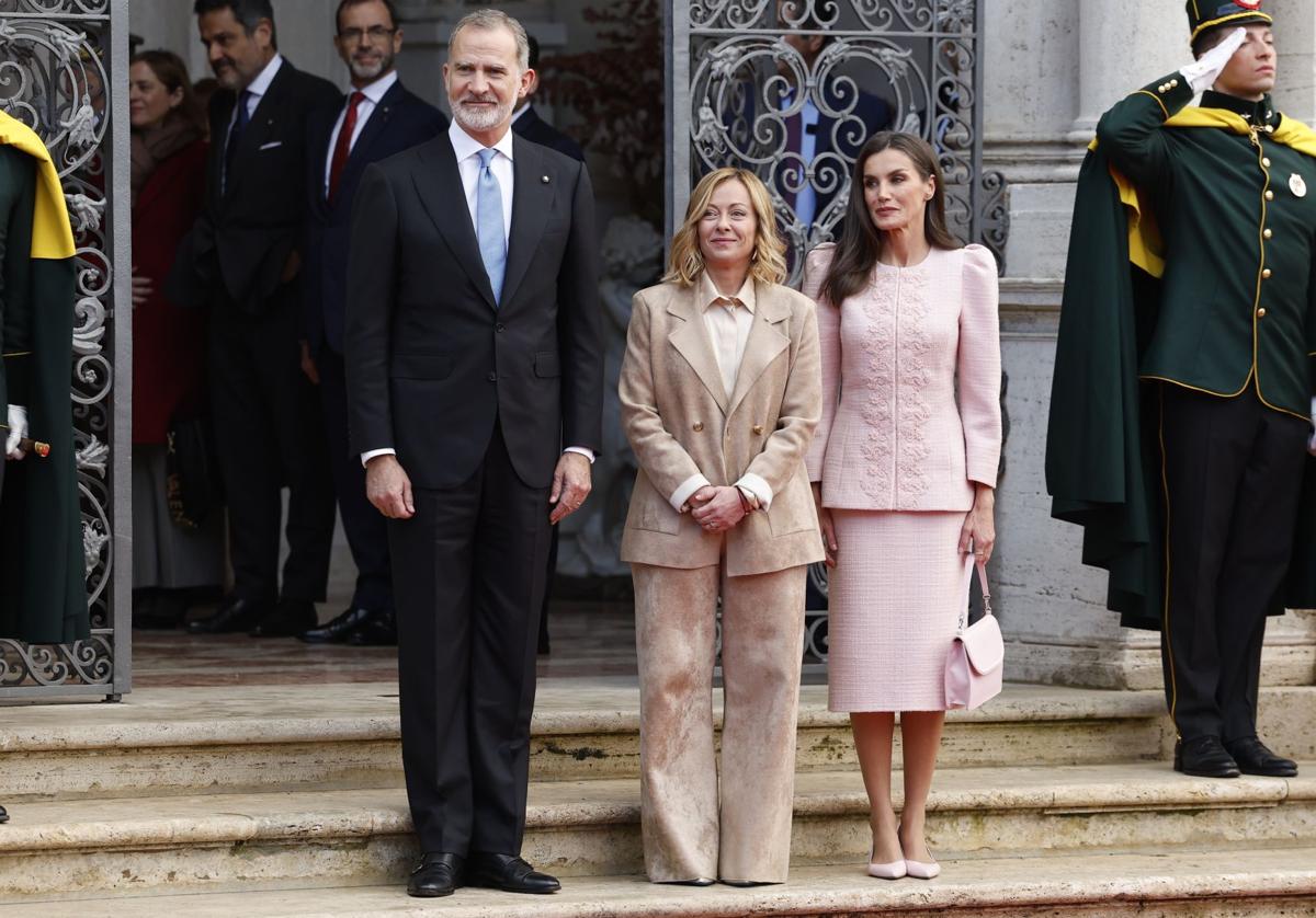 Los Reyes de España, junto a la primera ministra italiana, Giorgia Meloni, durante su visita a Italia.