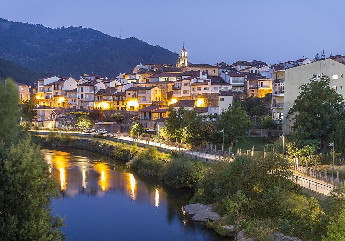 El pueblo de Galicia que más brilla esta Navidad: una necrópolis y balcones voladizos