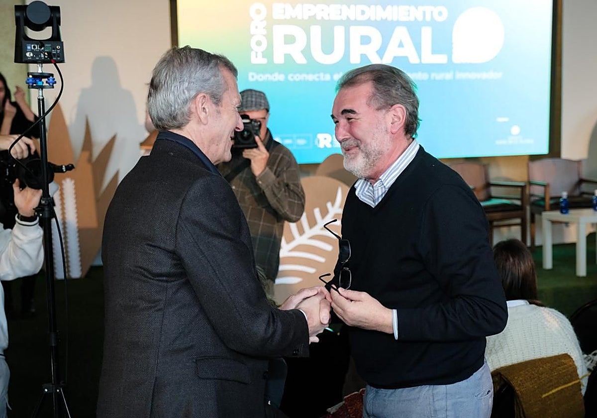 Alfonso Rueda saluda al exvicepresidente del bipartito, Anxo Quintana, este jueves en Allariz