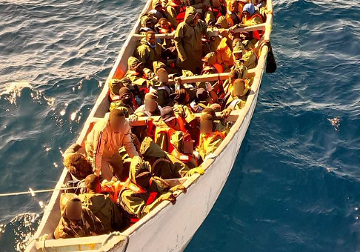 El cayuco fue avistado por un pesquero