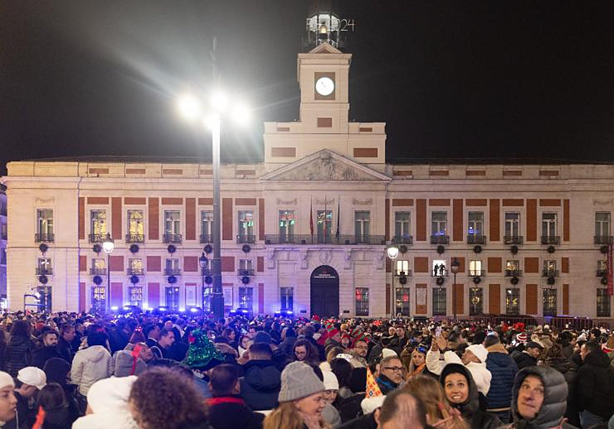 La multitud frente a la Real Casa de Correos durante la Nochevieja del 2023