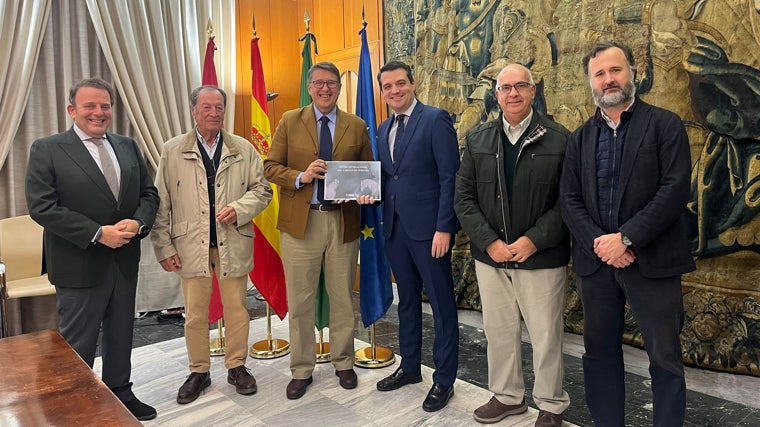 Entrega de la memoria y el proyecto al alcalde de Córdoba José María Bellido