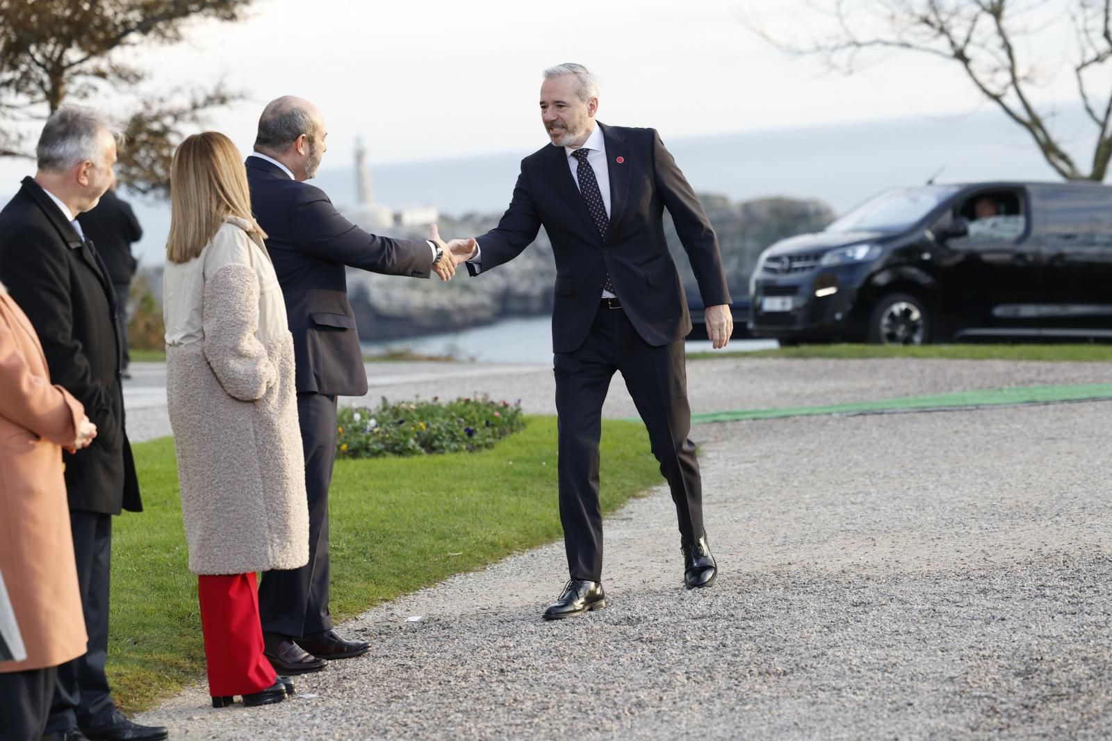 La presidenta de Cantabria, María José Sáenz de Buruaga (2i), junto al ministro de Política Territorial, Ángel Víctor Torres (i), entre otros, dan la bienvenida al presidente de Aragón, Jorge Azcón (d)