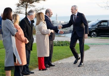 Azcón tacha de «parche» la quita de deuda y estudiará la propuesta de Canarias para repartir los menores migrantes