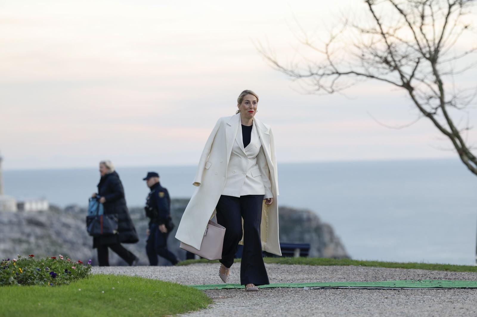 La presidenta de Extremadura, María Guardiola, a su llegada al Palacio de la Magdalena de Santander 