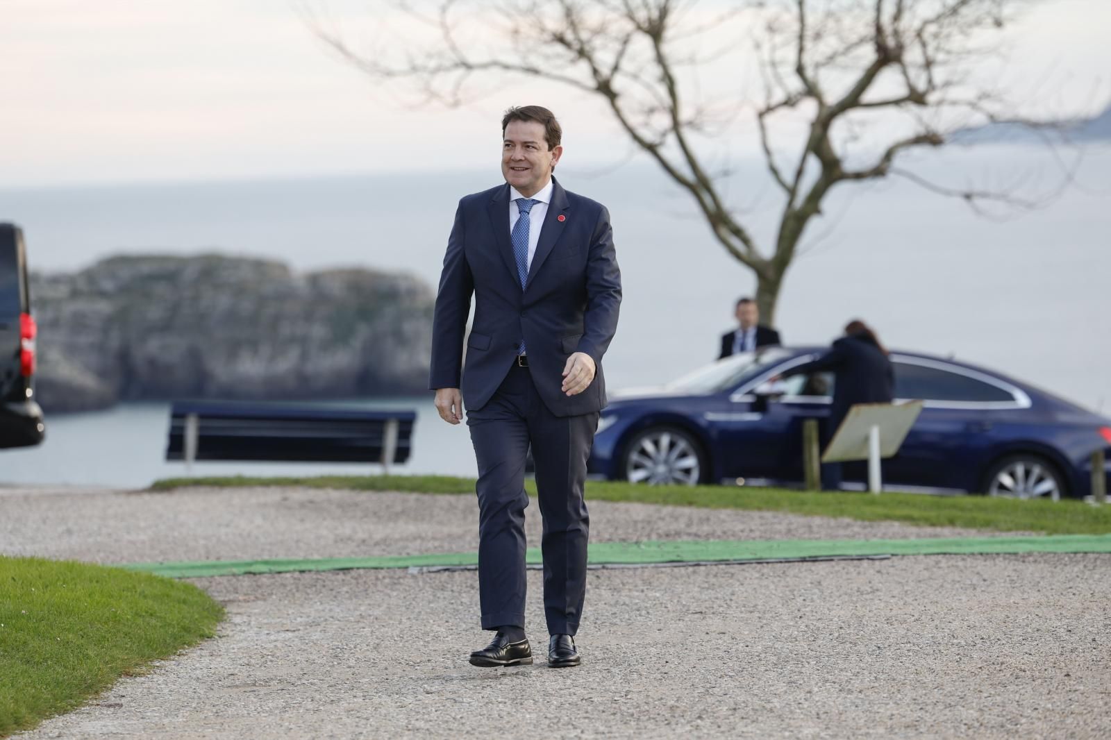 El presidente de Castilla Y León, Alfonso Fernández Mañueco a su llegada al Palacio de la Magdalena de Santander 