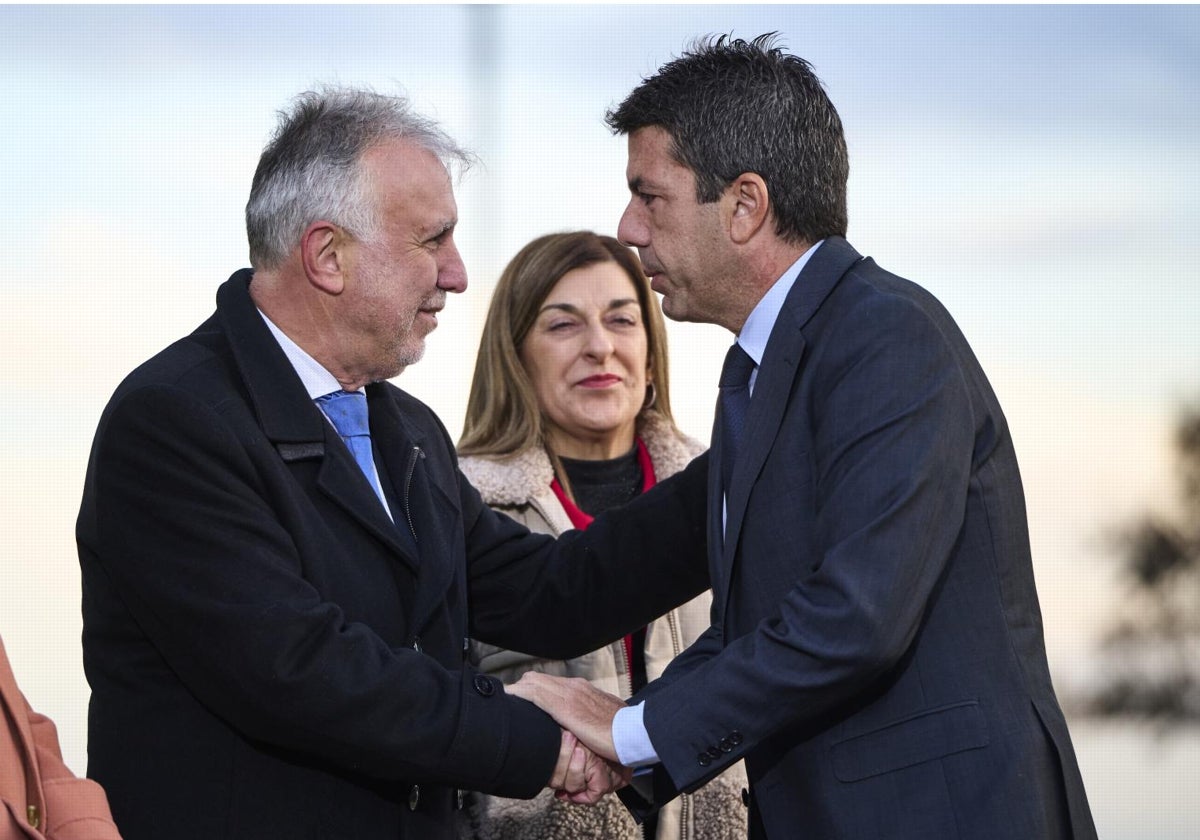 Carlos Mazón saluda al ministro de Política Territorial y Memoria Democrática, Ángel Víctor Torres, junto a la presidenta del Gobierno de Cantabria, María José Sáenz de Buruaga, antes de la XXVII Conferencia de Presidentes,