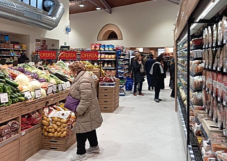 Imagen secundaria 1 - Numerosas personas se acercaron este viernes hasta el Mercado de Abastos de Toledo para adquirir los primeros productos, con ofertas incluidas, que ofrece en el supermercado La Despensa