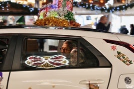 Una cabalgata de taxistas acercan la Navidad a centenares de mayores de Valladolid