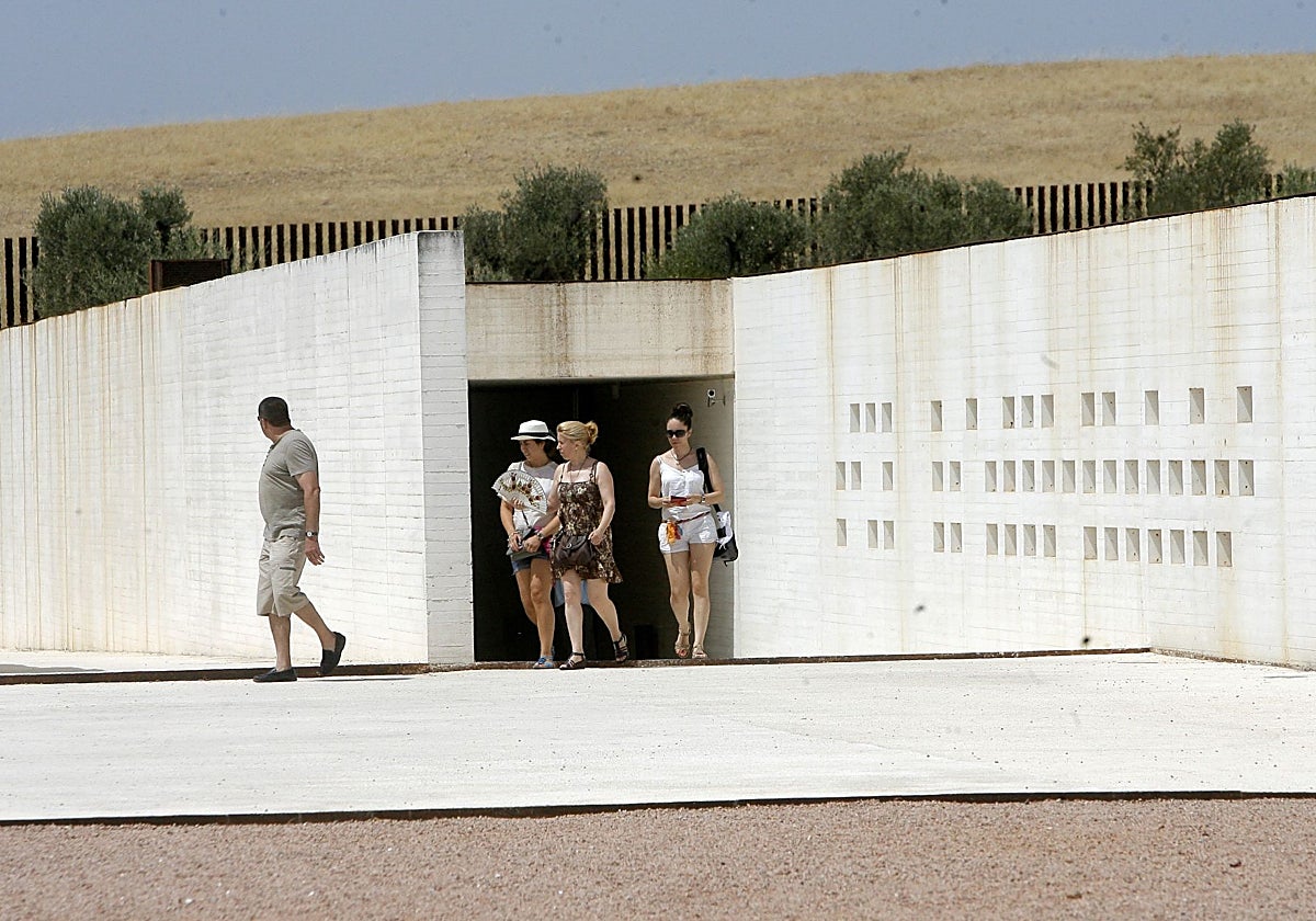 Visitantes junto al museo de Medina Azahara