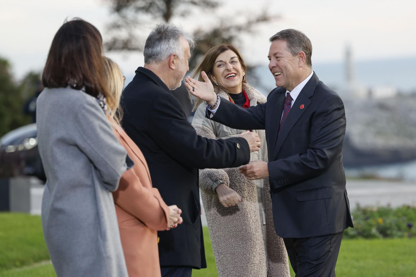 La presidenta de Cantabria, María José Sáenz de Buruaga (2d), junto al ministro de Política Territorial, Ángel Víctor Torres (c) dan la bienvenida al presidente de la Junta de Comunidades de Castilla-La Mancha, Emiliano García-Page (d)