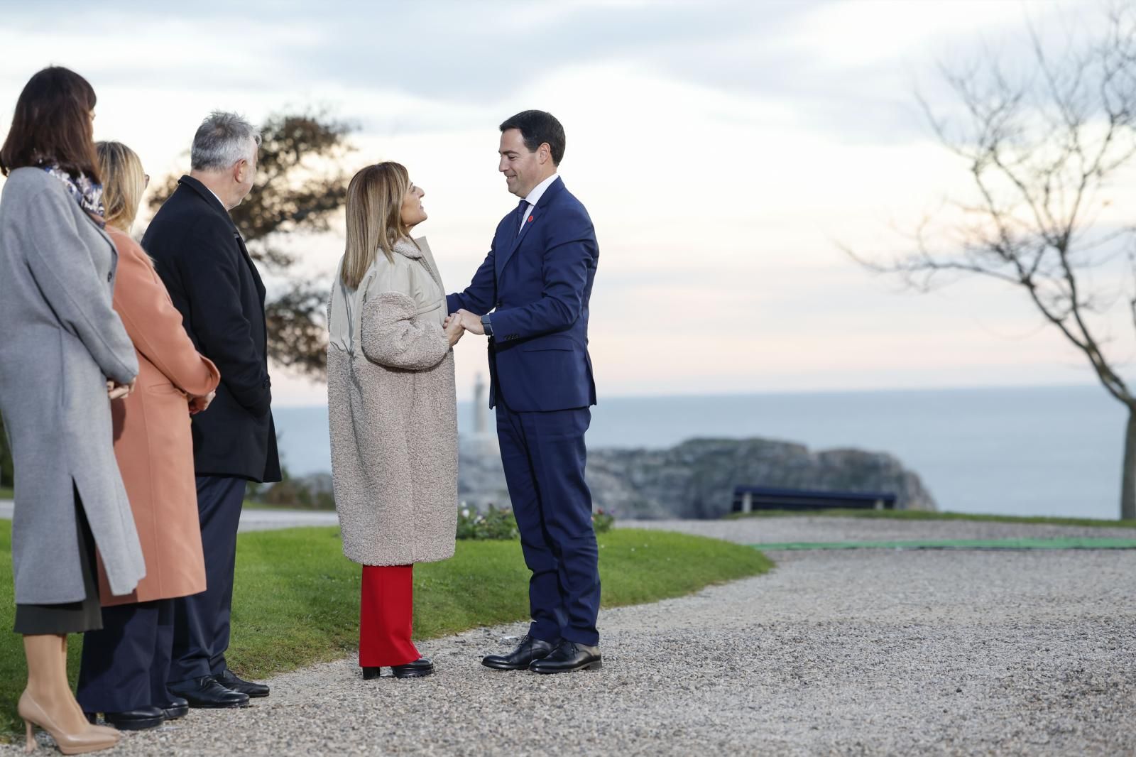 La presidenta de Cantabria, María José Sáenz de Buruaga (2d), da la bienvenida al lehendakari, Imanol Pradales