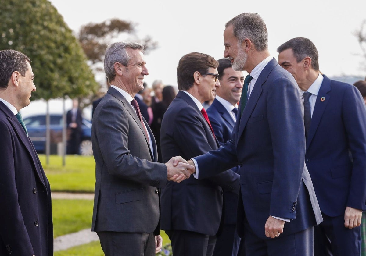 Alfonso Rueda saluda a S. M. el Rey Don Felipe VI