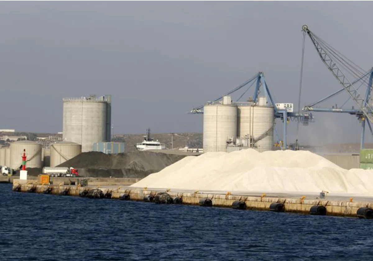 Instalaciones industriales en el puerto de Alicante