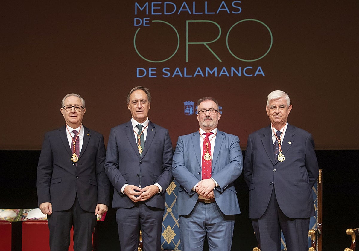 La Corporación Municipal asiste a la ceremonia de entrega de las Medallas de Oro de Salamanca 2024 a la Fundación Aviva, el actor José Antonio Sayagués y el empresario y filántropo Godofredo García