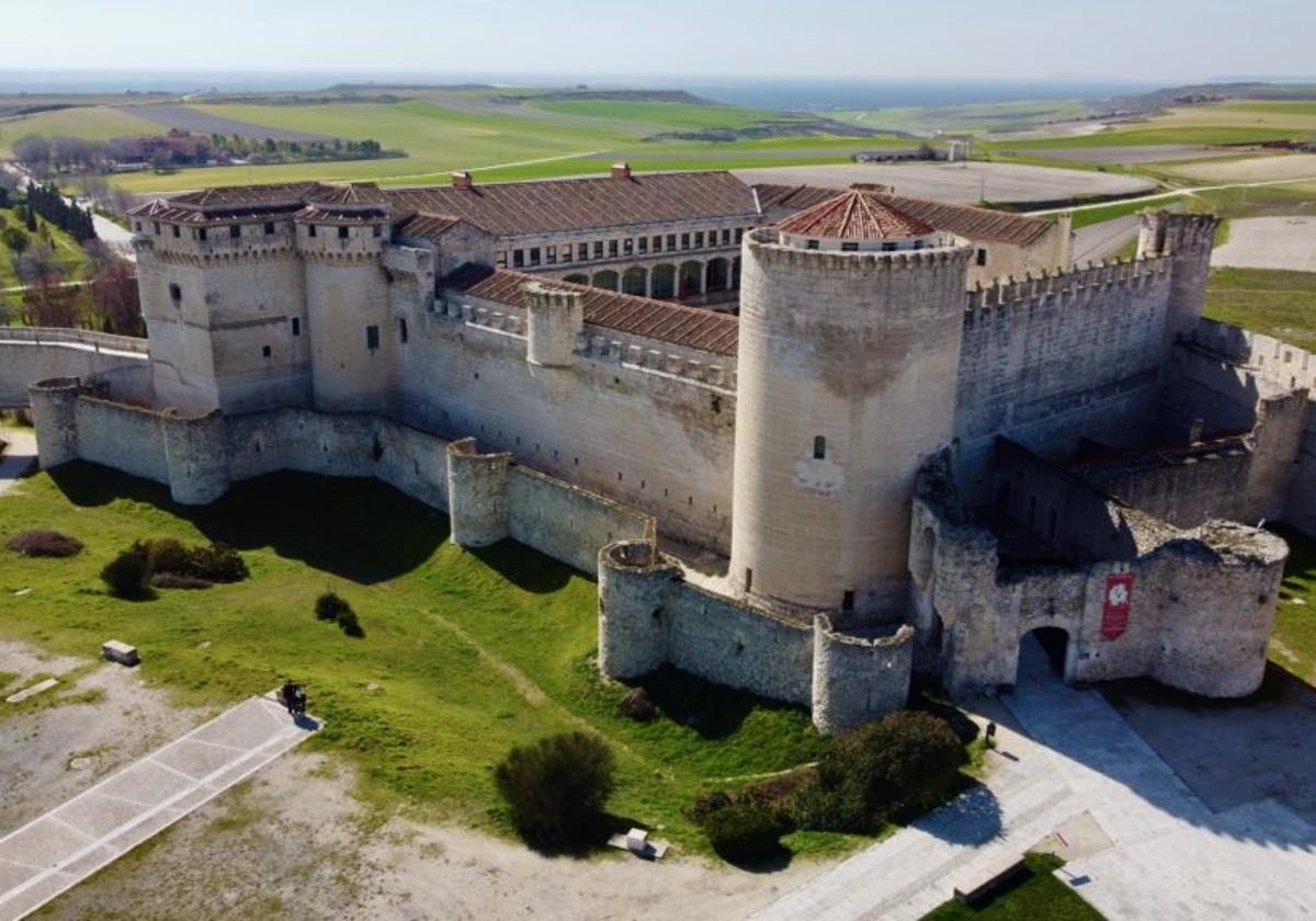 El pueblo de Segovia con un castillo medieval que pincha techno