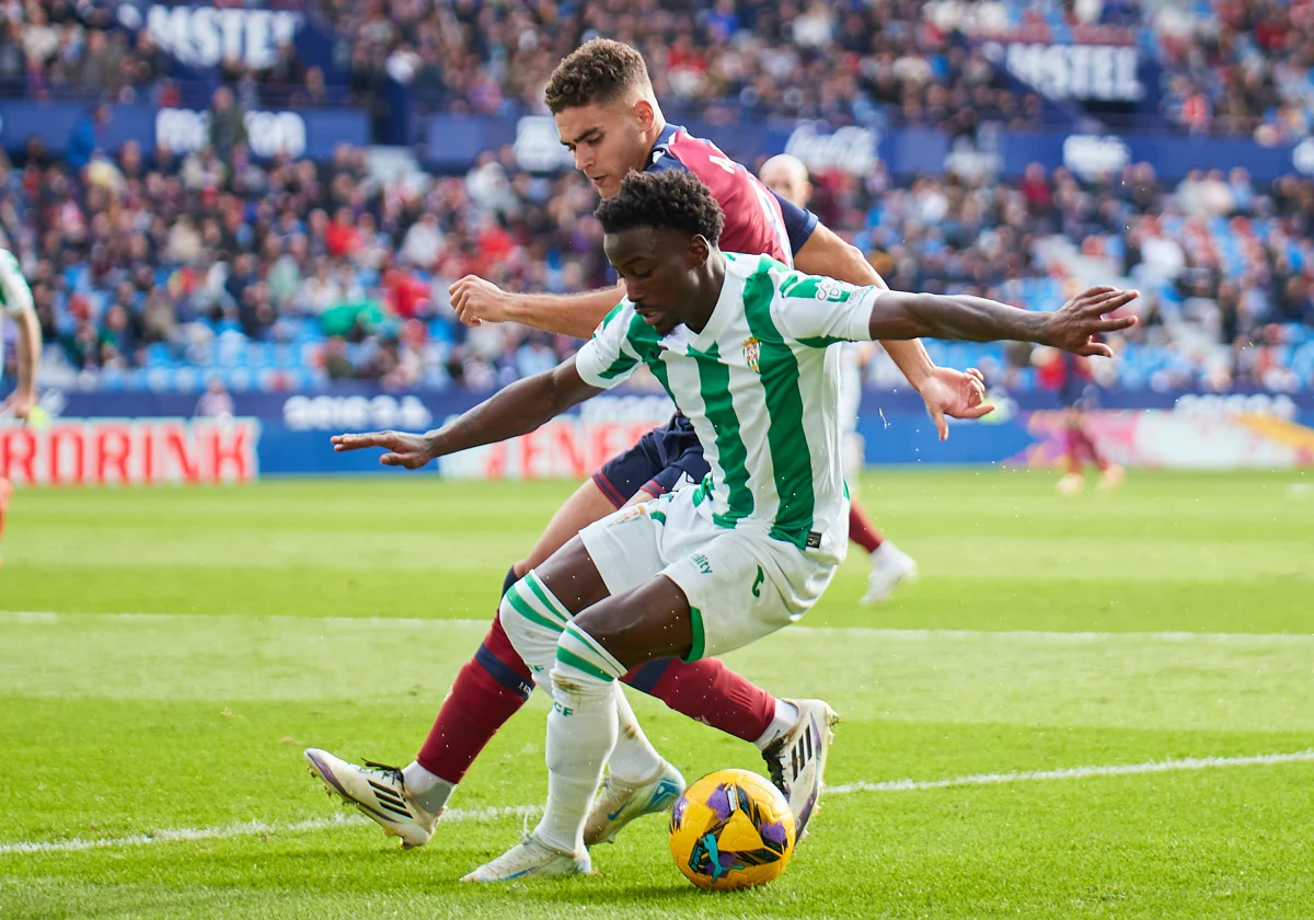 Adilson pelea el balón en el Ciutat de Valencia