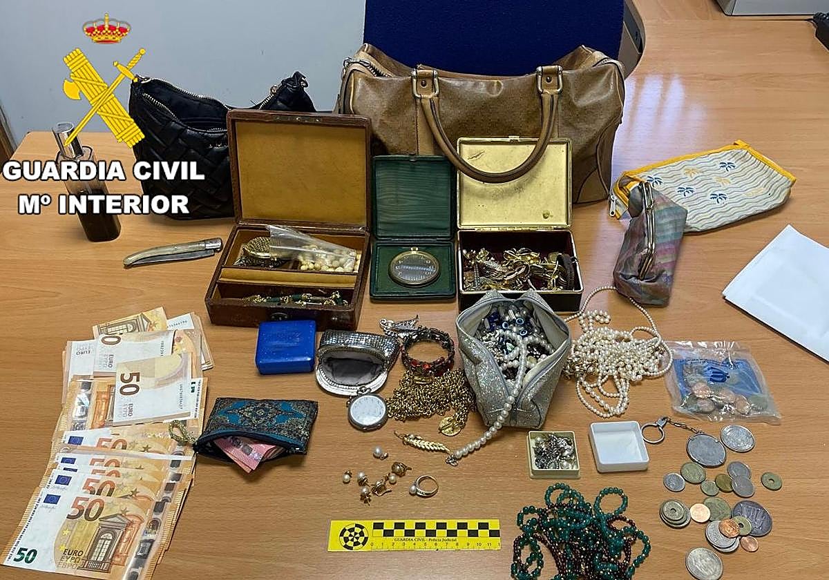 Joyas y efectos recuperados por la Guardia Civil de León.
