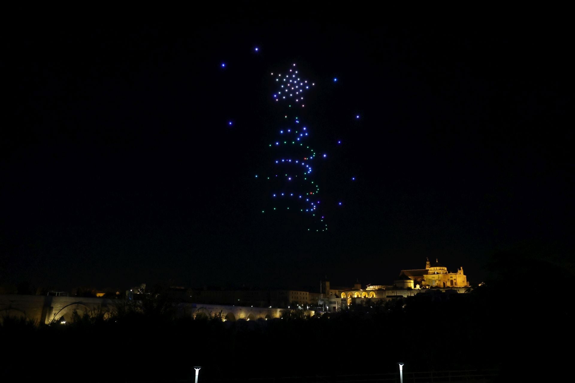 El deslumbrante espectáculo de drones en la Navidad de Córdoba, en imágenes