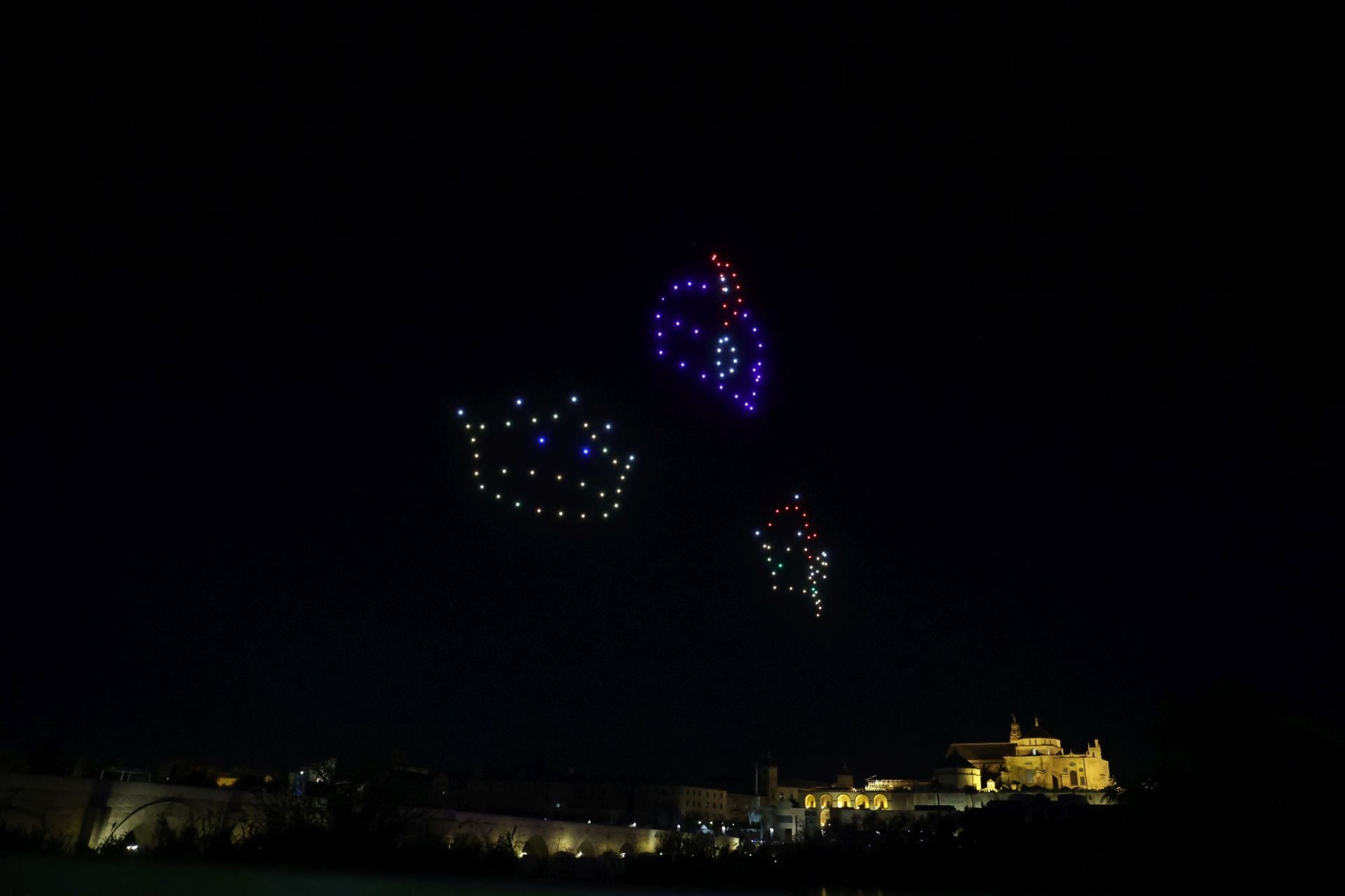 El deslumbrante espectáculo de drones en la Navidad de Córdoba, en imágenes