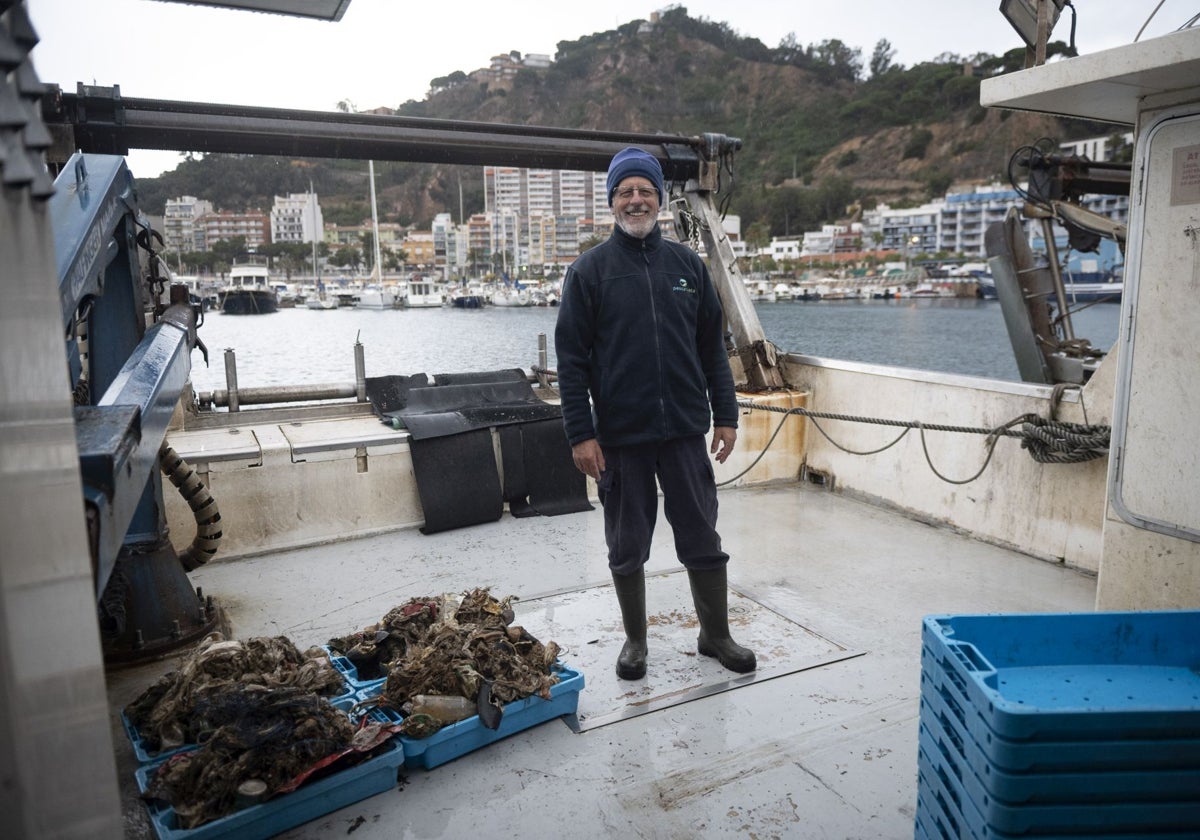 Josep Maria Viñas, a bordo de su arrastrero, en el puerto de Blanes