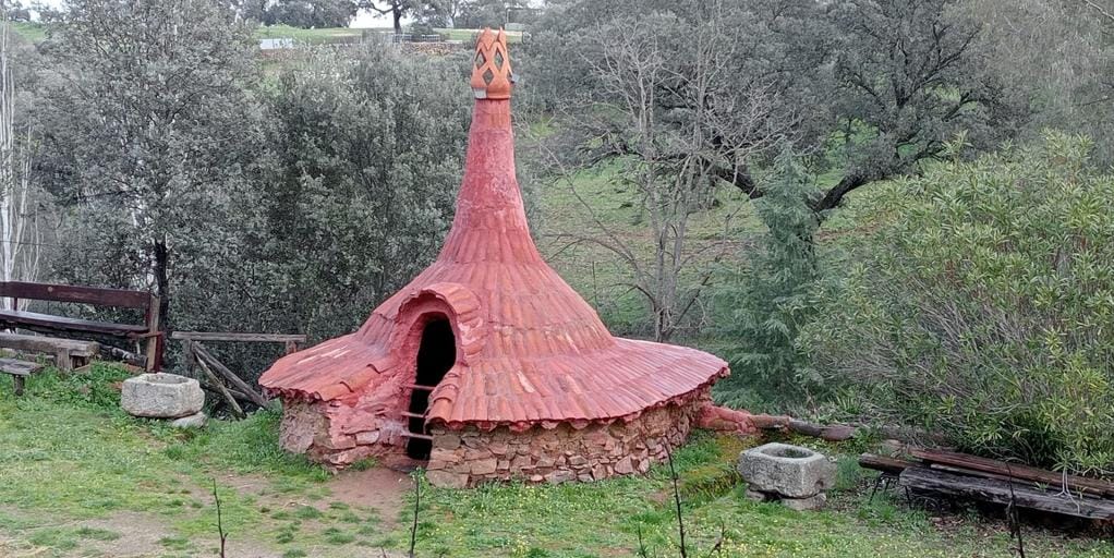 Pies gigantes, cocodrilos y hombres de hojalata: así es el museo hecho con barro que sólo puedes visitar en Córdoba