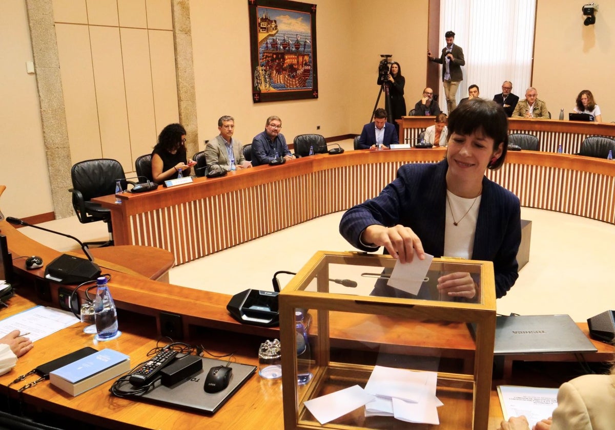 Ana Pontón en la votación de la comisión de principios de noviembre