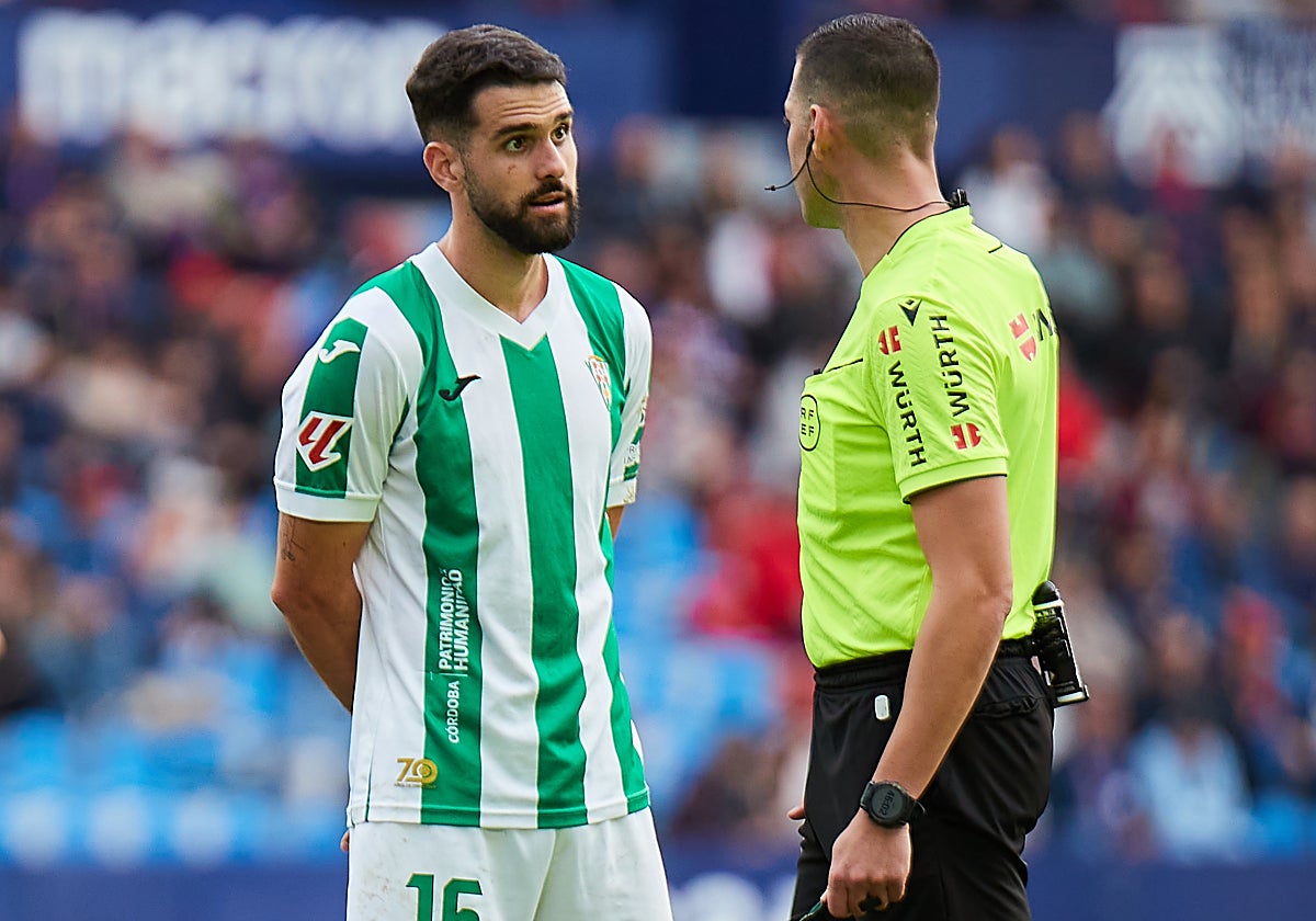Xavi Sintes conversa con el árbitro Lax Franco durante el partido