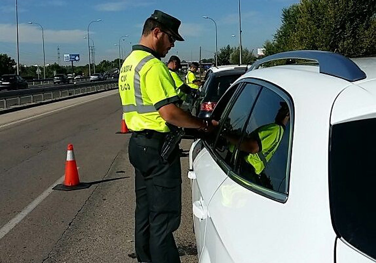 Un guardia civil realiza un control de alcohol y drogas