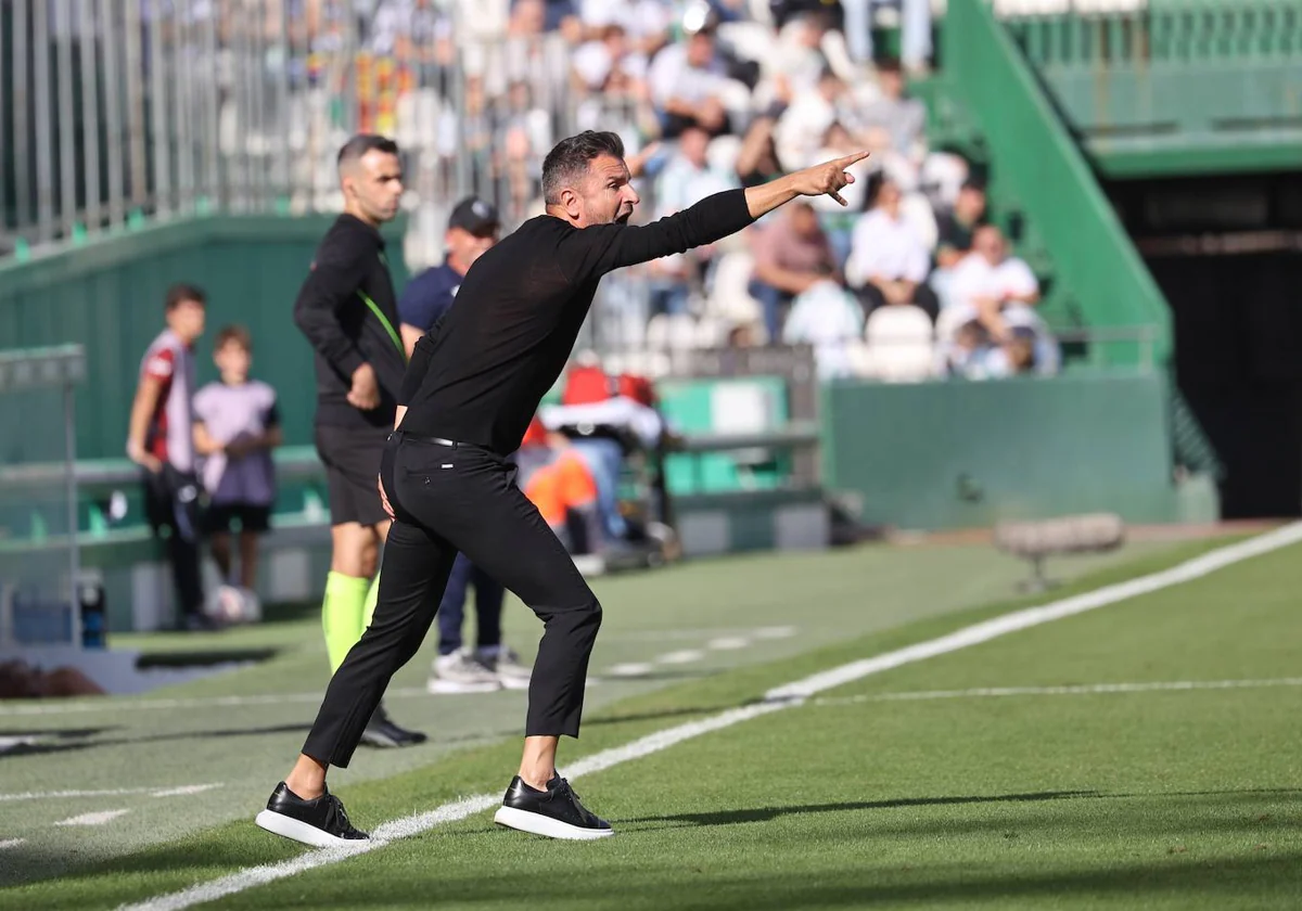 Iván Ania da instrucciones en la banda de El Arcángel