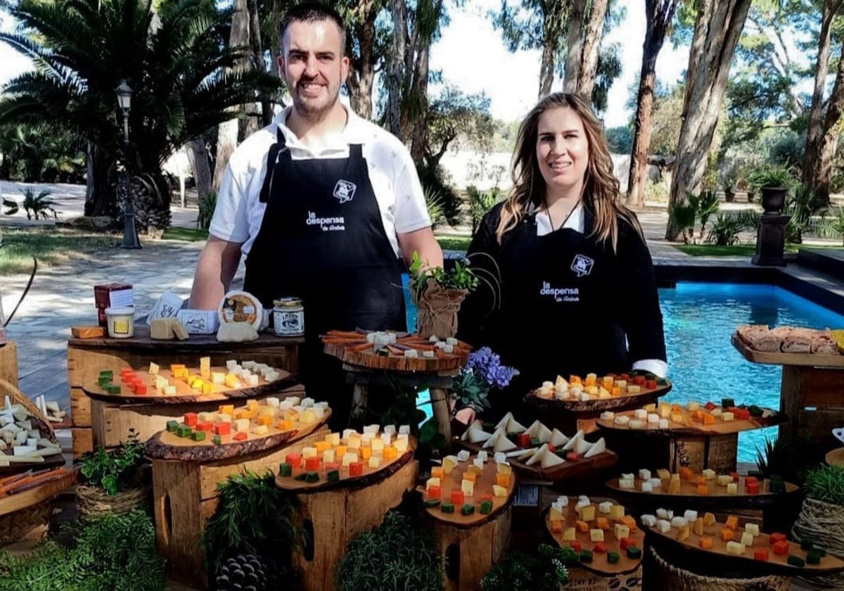 Mario y Jenifer, matrimonio responsable de Quesos La Mueda, de Santa Cruz de la Zarza (Toledo)