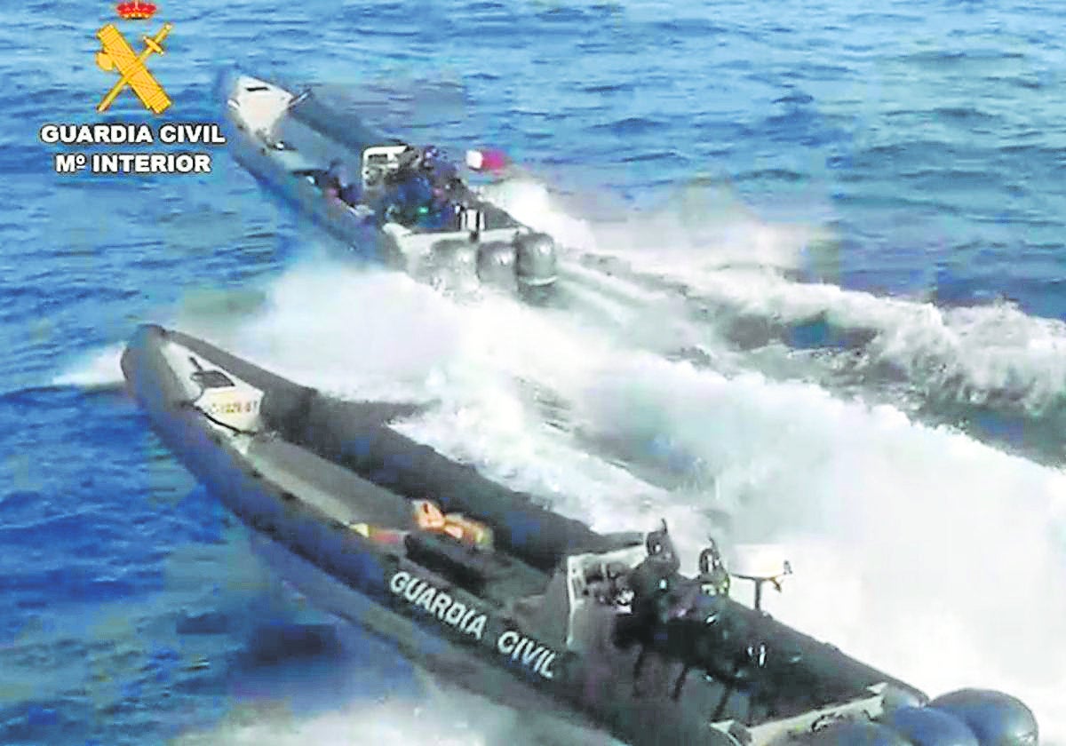 Agentes de la Guardia Civil persiguen una narcolancha en una imagen de archivo