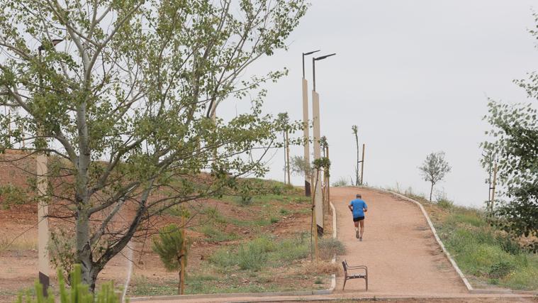 Un hombre corre por el parque de Levante