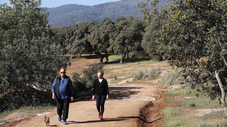 Dos personas pasean por el parque periurbano del Patriarca