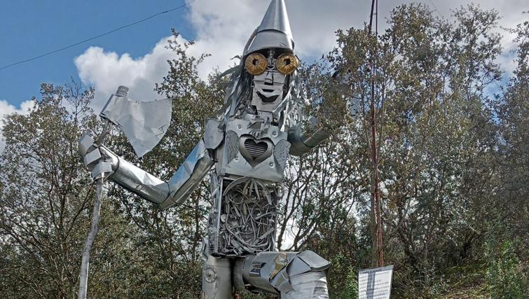 Pies gigantes, cocodrilos y hombres de hojalata: así es el museo hecho con barro que sólo puedes visitar en Córdoba