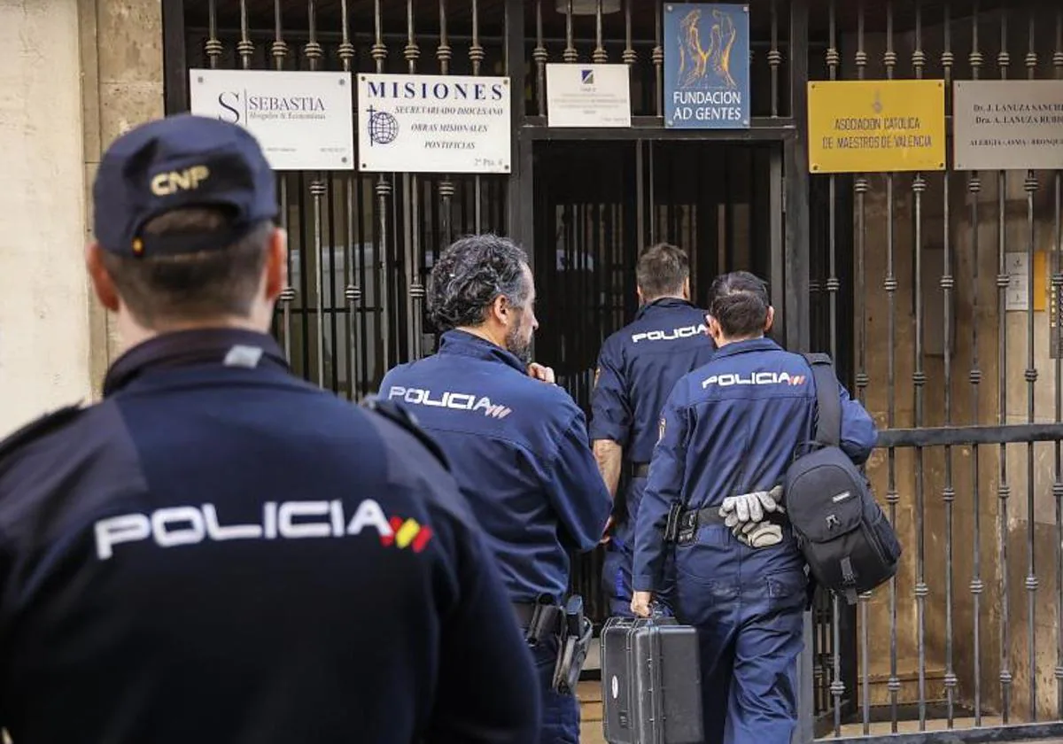 Cuatro agentes de la Policía Nacional