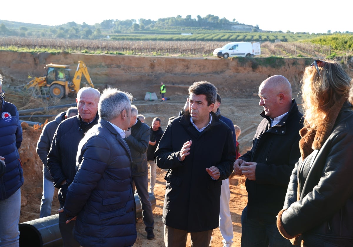 Imagen del presidente valenciano Carlos Mazón en unas obras de reparación de un sistema de riego en Godelleta